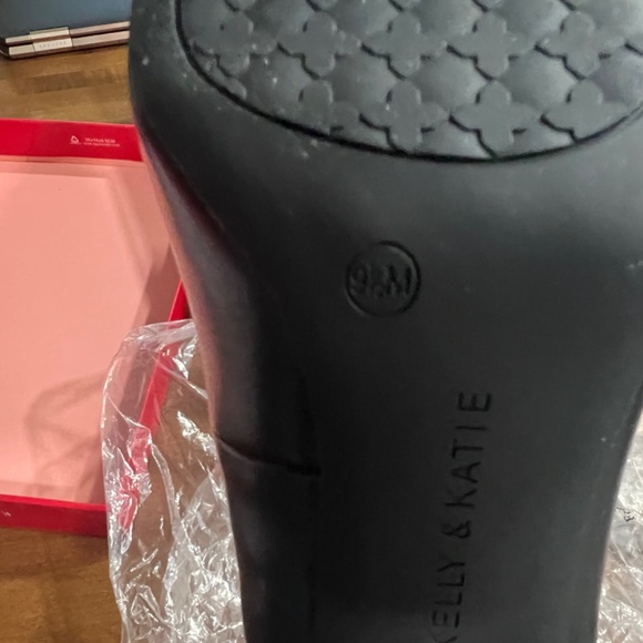 Kelly & Katie Misha Pump - Picture 3 of 5